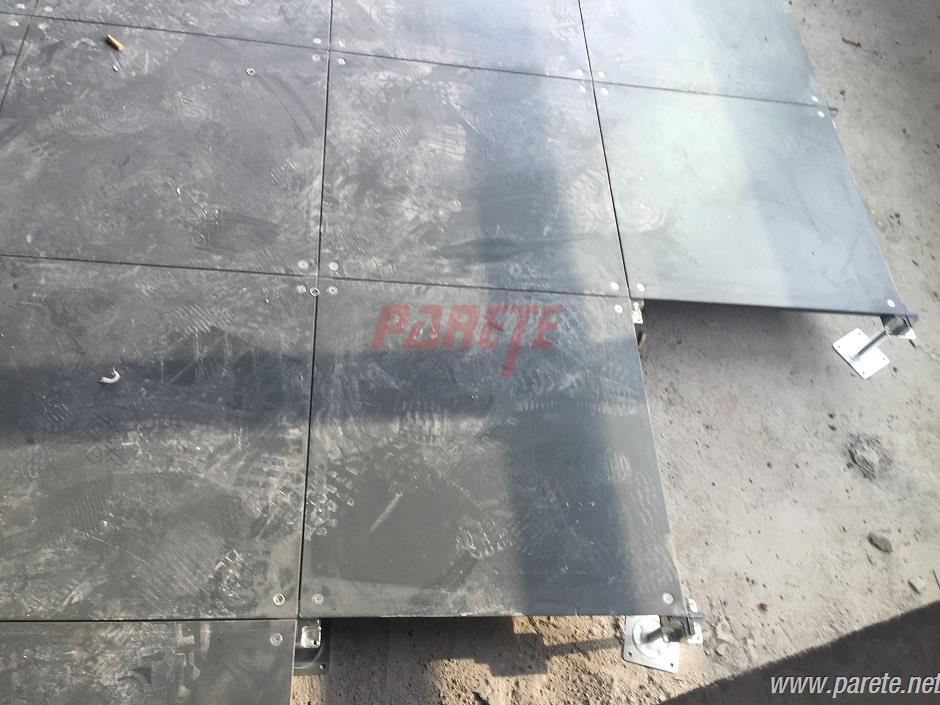 Steel raised floor with independent support